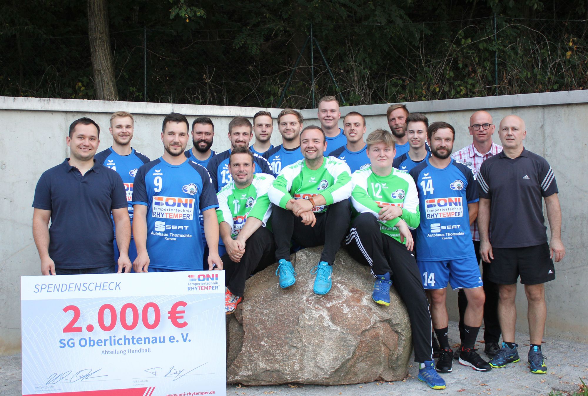 1 Männermannschaft der SG Oberlichtenau, mit Trainer Ralf Moschke, Leiter der Sportgemeinschaft Sven Freudenberg und Betriebsstättenleiter ONI Temperiertechnik Herr Klotzowski.